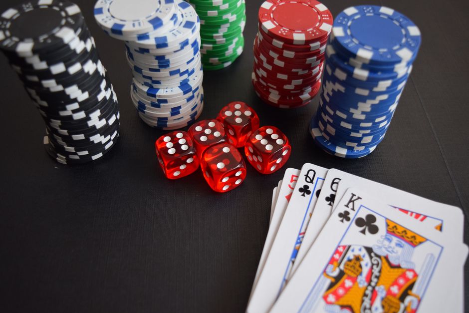 15 Euro Bonus ohne Einzahlung Casino August 2026: gestapelte Casino-Jetons auf dem Filzteppich — Symbolbild für Umsatzbedingungen und Bonusregeln
