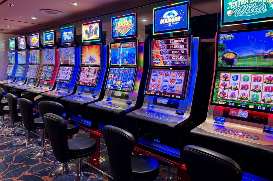 15 Euro Bonus ohne Einzahlung Casino August 2026: abgedunkelter Casinosaal ohne Spielbetrieb — Symbolbild für Pause und verantwortungsvolles Spielen